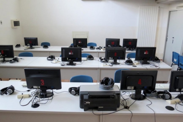 laboratorio-informatico-1-1024x5751F31F460-CB7C-530C-A1B9-B5E17F5B9B70.jpg
